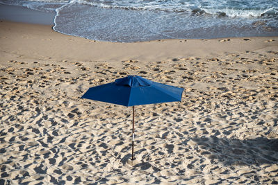 Beach and sunshad seen from above