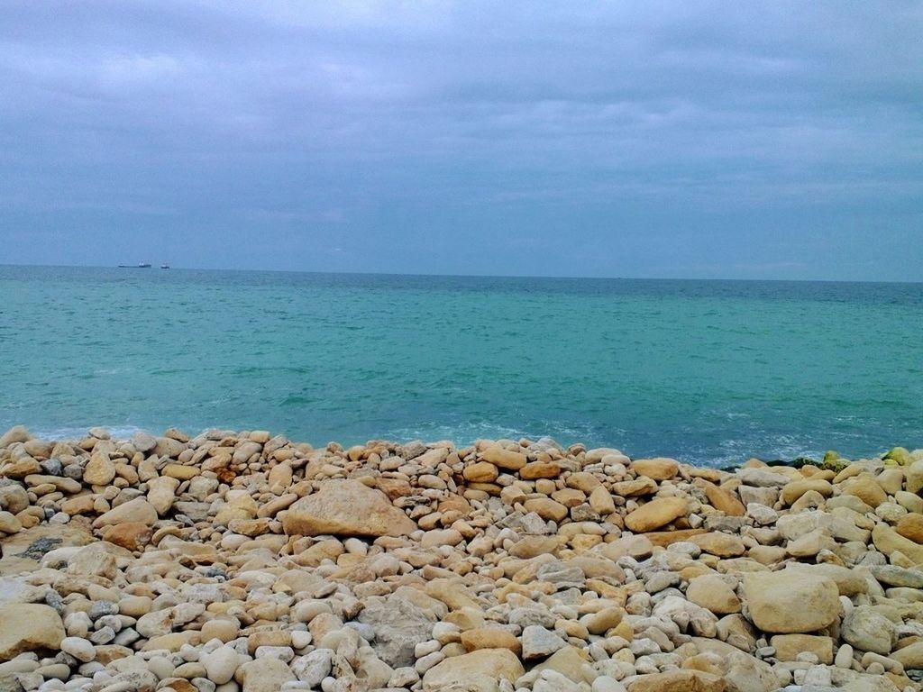 sea, horizon over water, water, sky, scenics, tranquil scene, tranquility, beach, pebble, beauty in nature, rock - object, stone - object, shore, nature, cloud - sky, stone, idyllic, blue, cloud, day