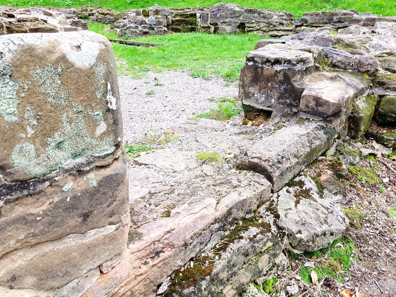 HIGH ANGLE VIEW OF STONES ON ROCKS