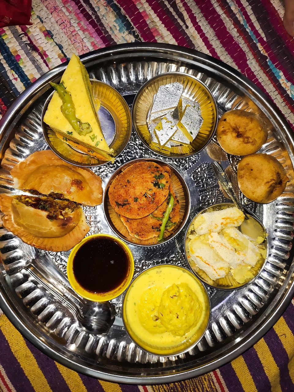 HIGH ANGLE VIEW OF FRUITS IN PLATE