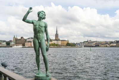 Carl eldh's bronze sculpture "sången" ("the song") at stadshuset