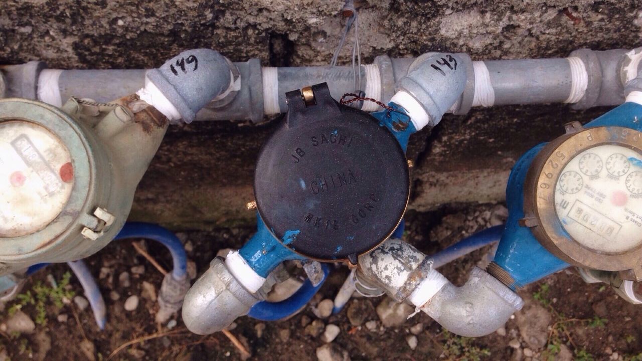 HIGH ANGLE VIEW OF BLUE WATER PIPE ON LANDSCAPE