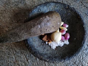 Defocused background of onion and garlic spices in a mortar