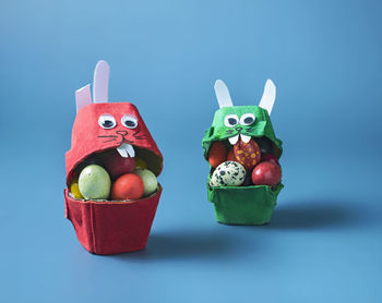Easter bunnies from an egg carton with sweet gifts, easter crafts with children