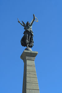 statue