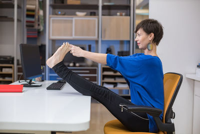 Portrait of young woman exercising in gym