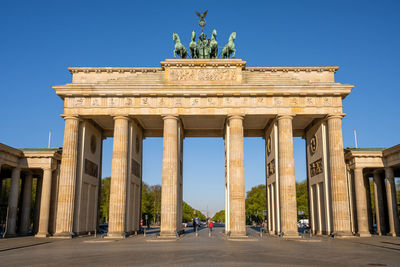 The brandenburg gate in berlin early in the morning with no people