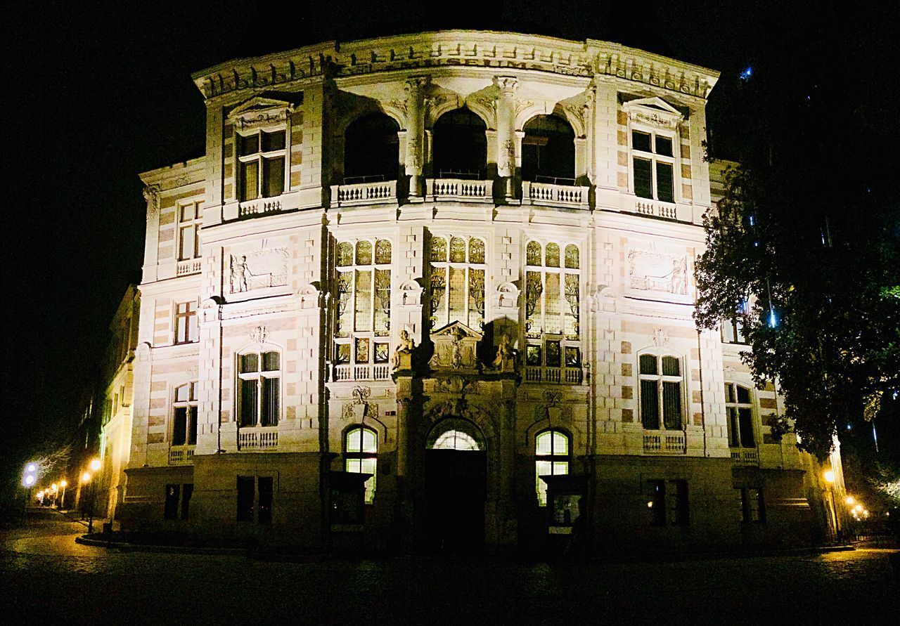 VIEW OF HISTORIC BUILDING AT NIGHT