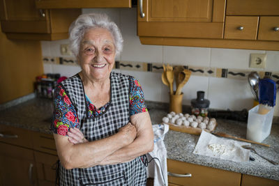 Portrait of happy senior woman in the kitchen