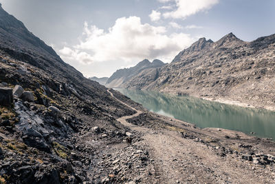 Panoramic view of lake and mountains against sky