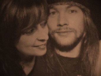 CLOSE-UP PORTRAIT OF YOUNG COUPLE