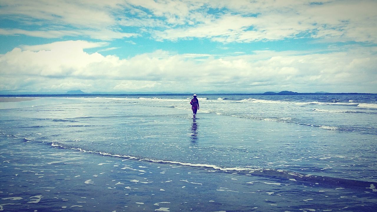 sea, water, beach, horizon over water, full length, sky, leisure activity, lifestyles, shore, cloud - sky, vacations, tranquility, tranquil scene, scenics, beauty in nature, rear view, sand, walking