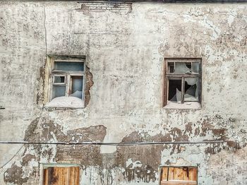 Full frame shot of old abandoned building