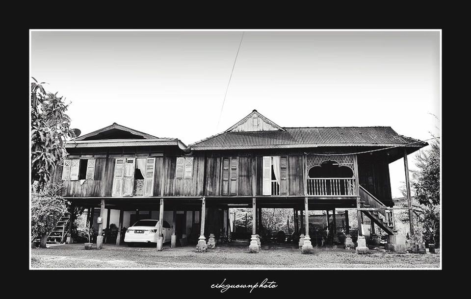 architecture, built structure, building exterior, window, house, transfer print, residential structure, clear sky, auto post production filter, residential building, facade, roof, exterior, day, outdoors, copy space, sky, no people, wood - material, building