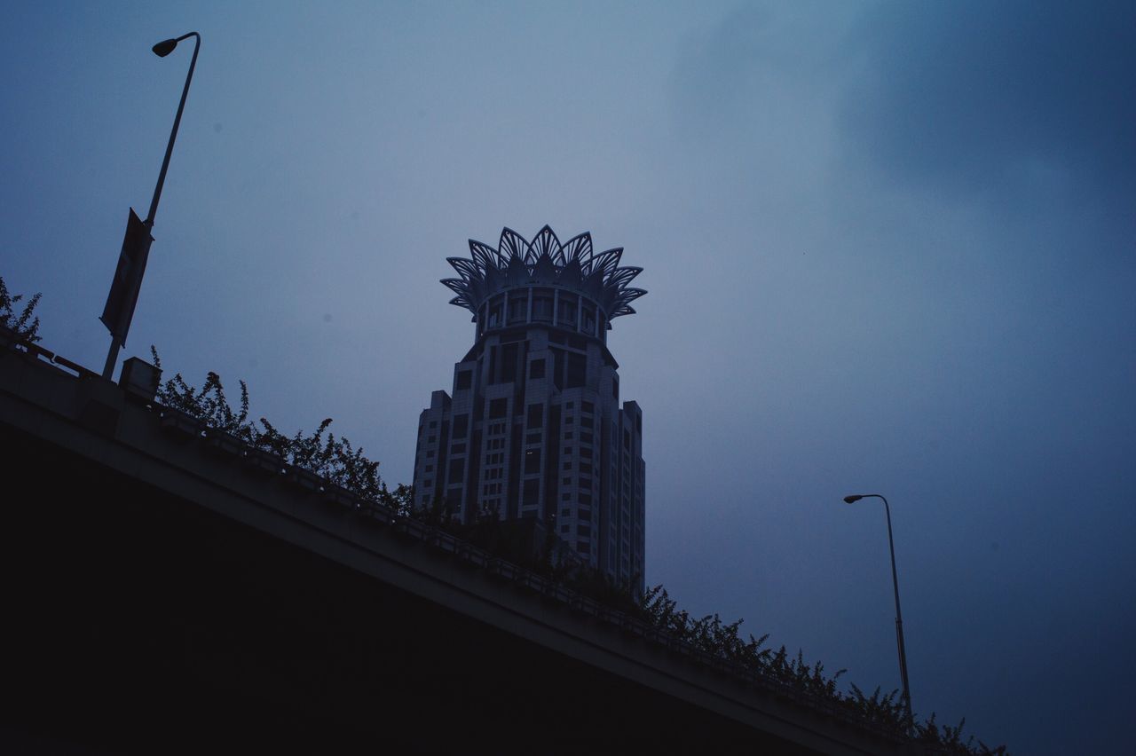 LOW ANGLE VIEW OF SILHOUETTE BUILDING AGAINST SKY