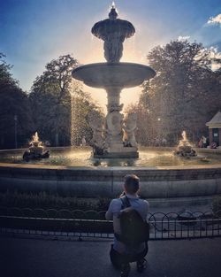 Man playing fountain