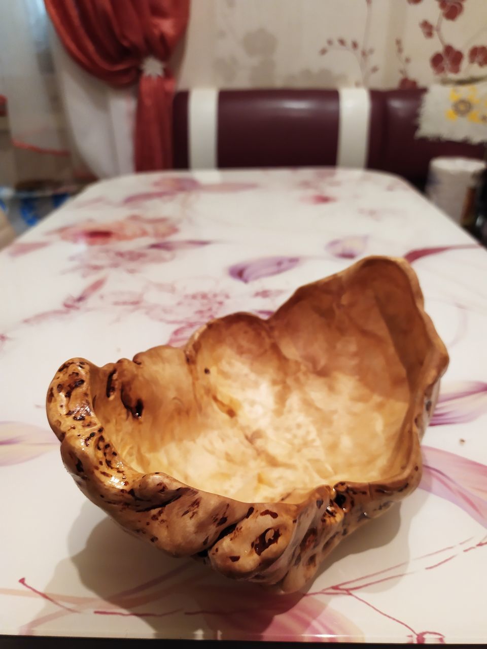 HIGH ANGLE VIEW OF BREAD IN PLATE