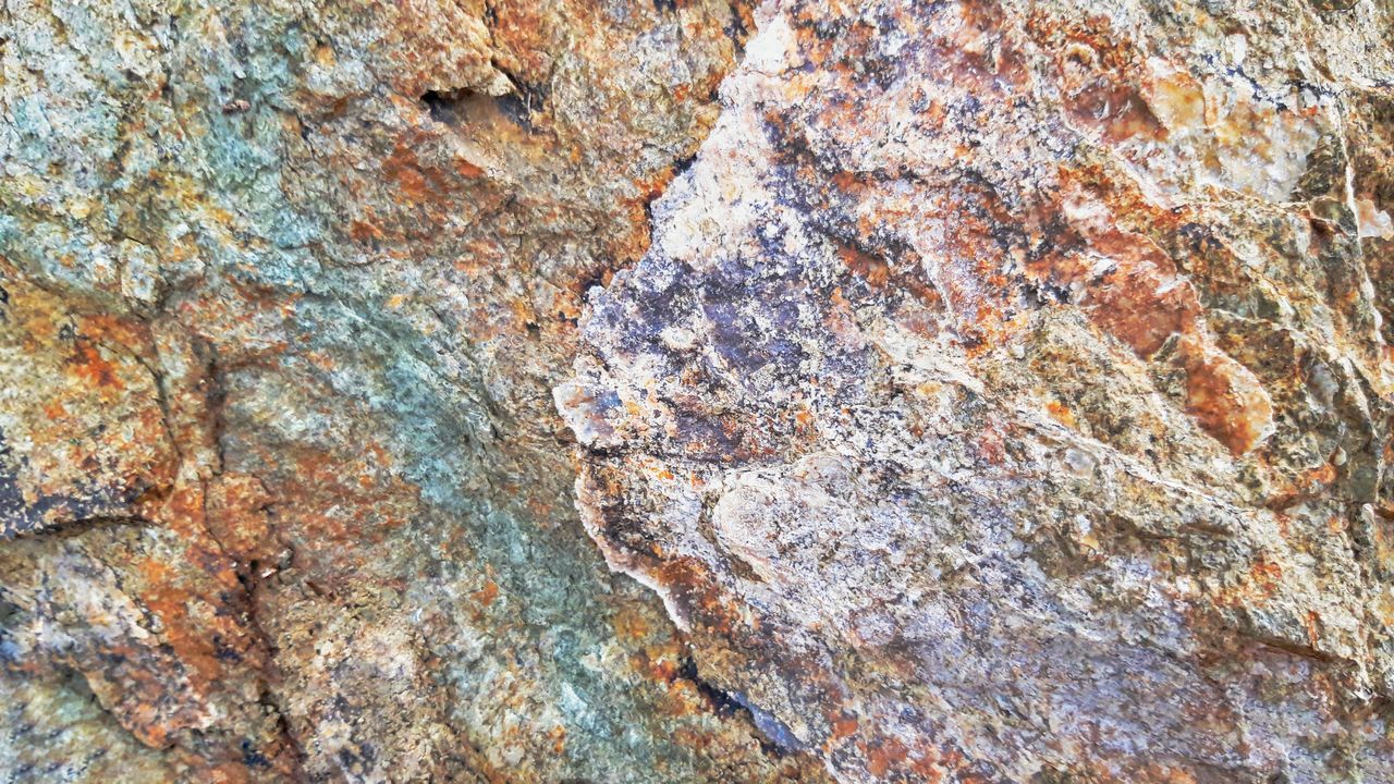 FULL FRAME SHOT OF ROCK ON GROUND