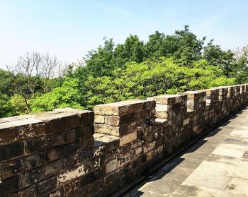 Stone wall of fort against sky