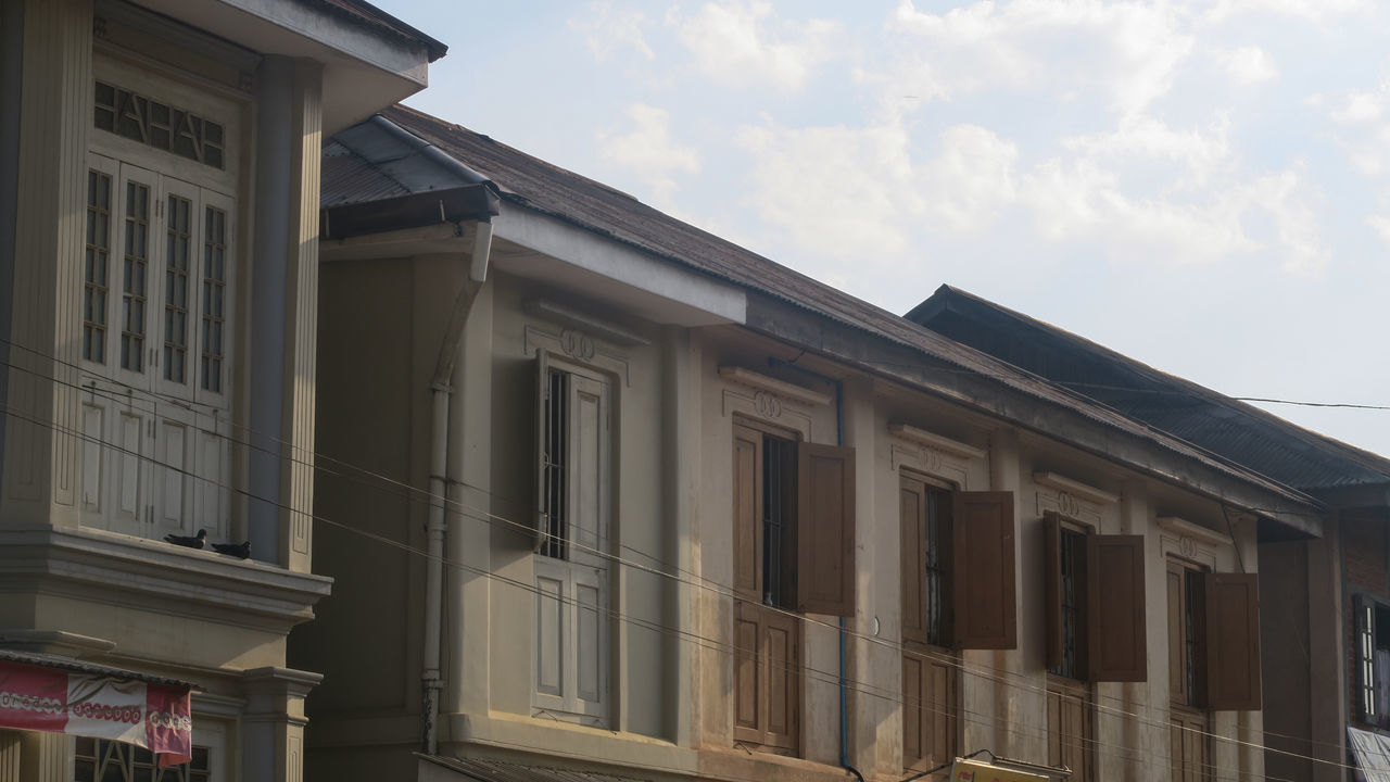 LOW ANGLE VIEW OF BUILDINGS AGAINST SKY