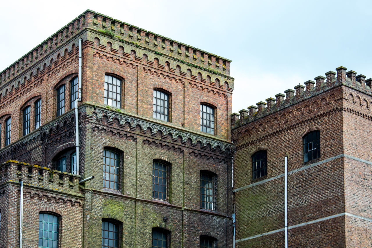 LOW ANGLE VIEW OF BUILT STRUCTURE AGAINST SKY