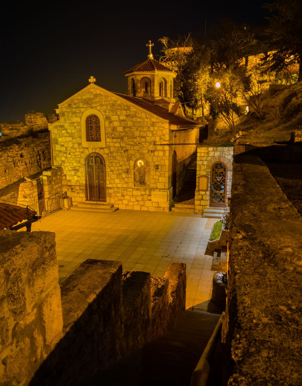 ILLUMINATED TEMPLE BUILDING AT NIGHT