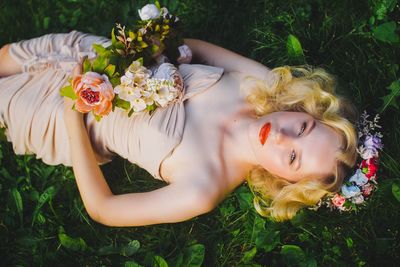 Portrait of young woman holding flowers