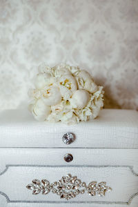 Close-up of white flowers on bed