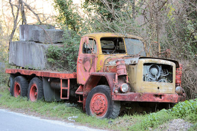 Abandoned bicycle on field