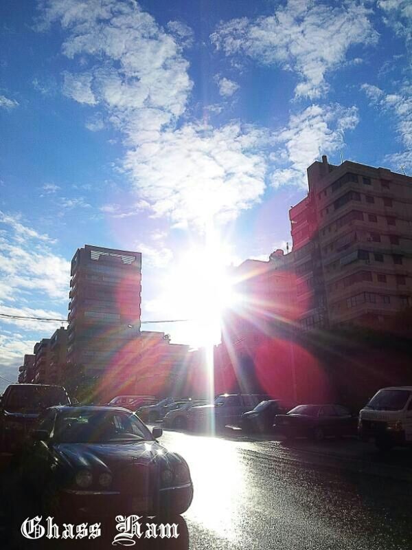 sun, sunbeam, architecture, built structure, building exterior, lens flare, sunlight, sky, sunset, cloud - sky, transportation, bright, city, sunny, reflection, water, outdoors, building, cloud, car