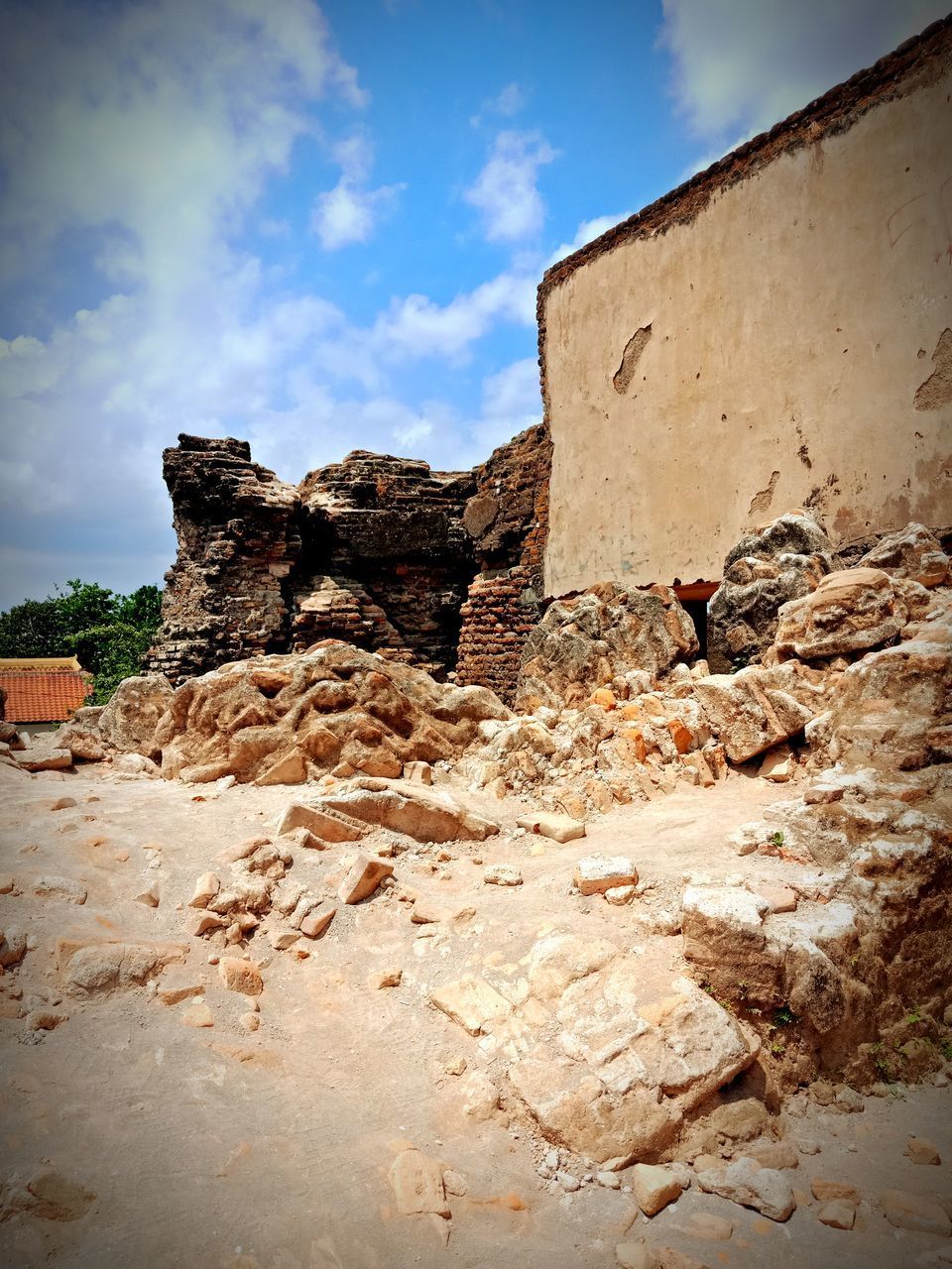 LOW ANGLE VIEW OF OLD WEATHERED WALL