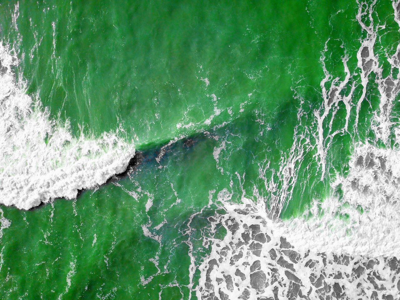 HIGH ANGLE VIEW OF WATER FLOWING THROUGH LAND