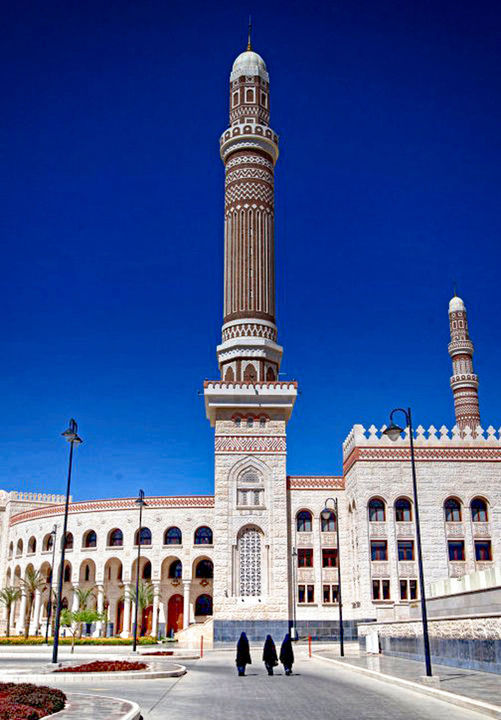 VIEW OF HISTORICAL BUILDING AGAINST CLEAR BLUE SKY