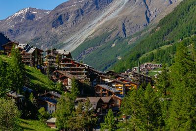 Panorama view of traditional wooden chalet in zermatt with matterhorn moutain in the background