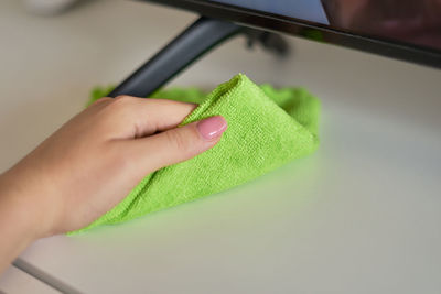 Close-up of hand holding leaf
