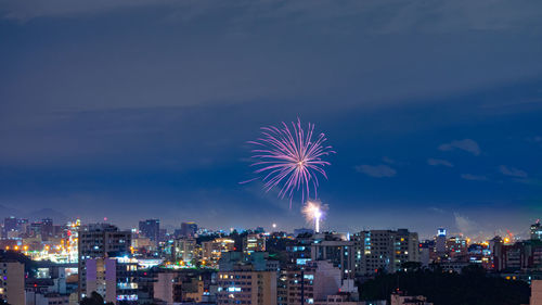 Images with new year's, réveillon, fireworks exploding in the sky in niterói, rio de janeiro, brazil