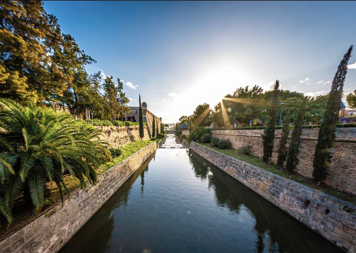 CANAL PASSING THROUGH SWIMMING POOL