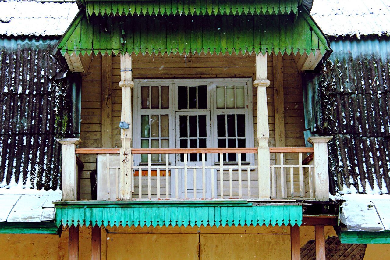 architecture, built structure, window, building exterior, residential building, house, residential structure, low angle view, day, exterior, outdoors, no people, green color