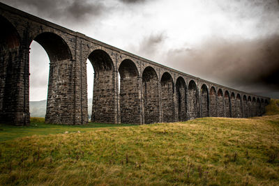 Arch bridge against sky