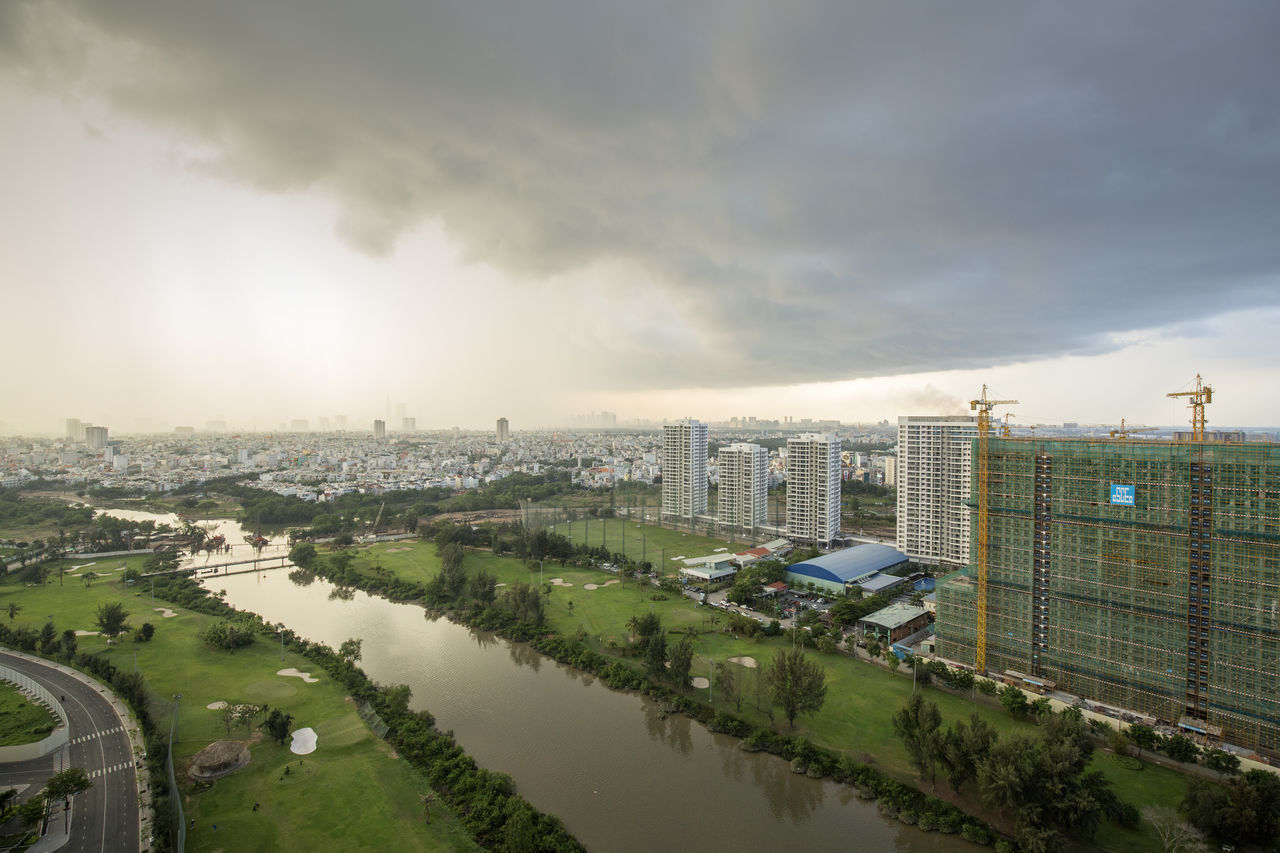 HIGH ANGLE VIEW OF CITYSCAPE AGAINST SKY