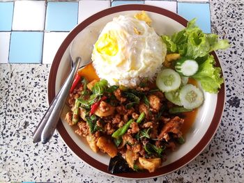 Fried pork with basil and fried egg