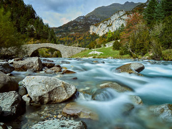 View of the romanesque bridge of san nicolás de bujaruelo, aragonese pyrenees, spain