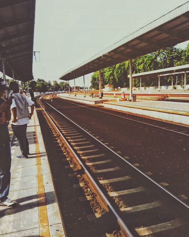 RAILROAD STATION PLATFORM AGAINST SKY