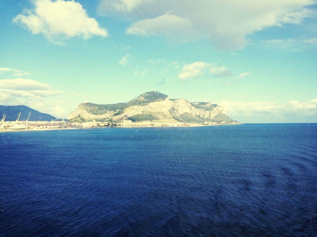 SCENIC VIEW OF SEA BY MOUNTAIN AGAINST SKY