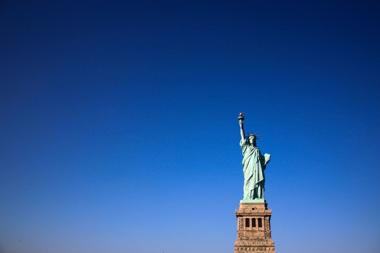 statue, sculpture, human representation, art and craft, art, low angle view, clear sky, creativity, famous place, international landmark, travel destinations, copy space, travel, architecture, tourism, capital cities, blue, built structure, monument