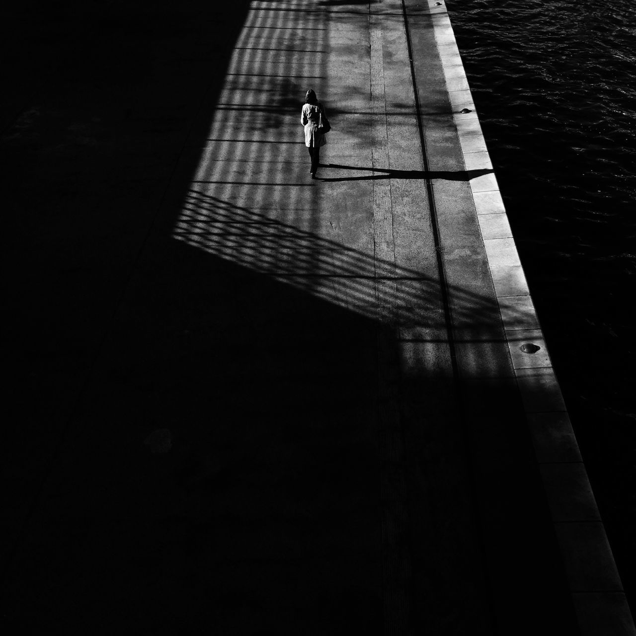 lifestyles, high angle view, shadow, walking, full length, leisure activity, men, sunlight, street, unrecognizable person, built structure, outdoors, night, low angle view, architecture, standing, steps