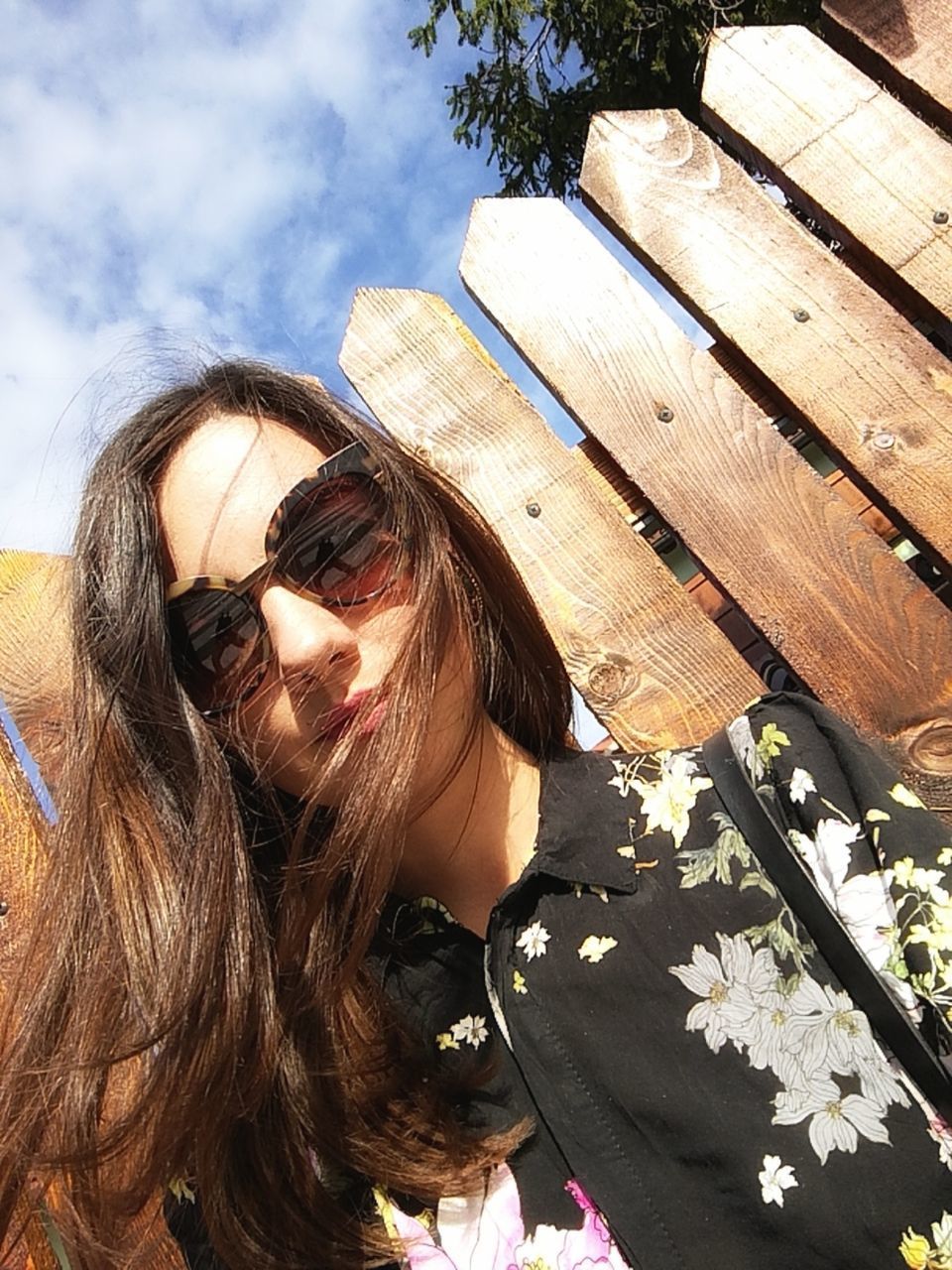 PORTRAIT OF YOUNG WOMAN IN SUNGLASSES