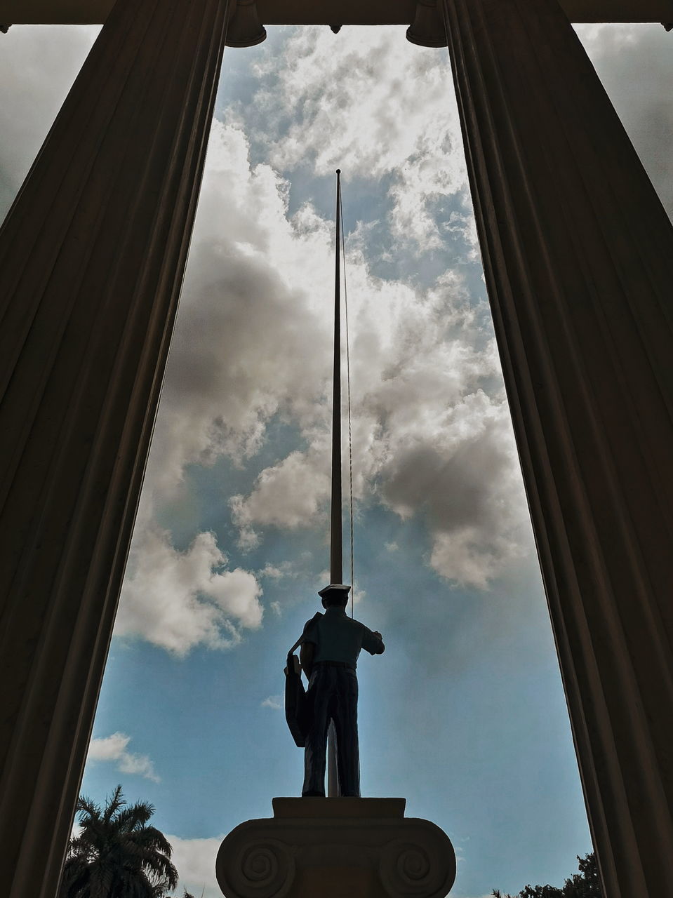 LOW ANGLE VIEW OF STATUE AGAINST BUILDING