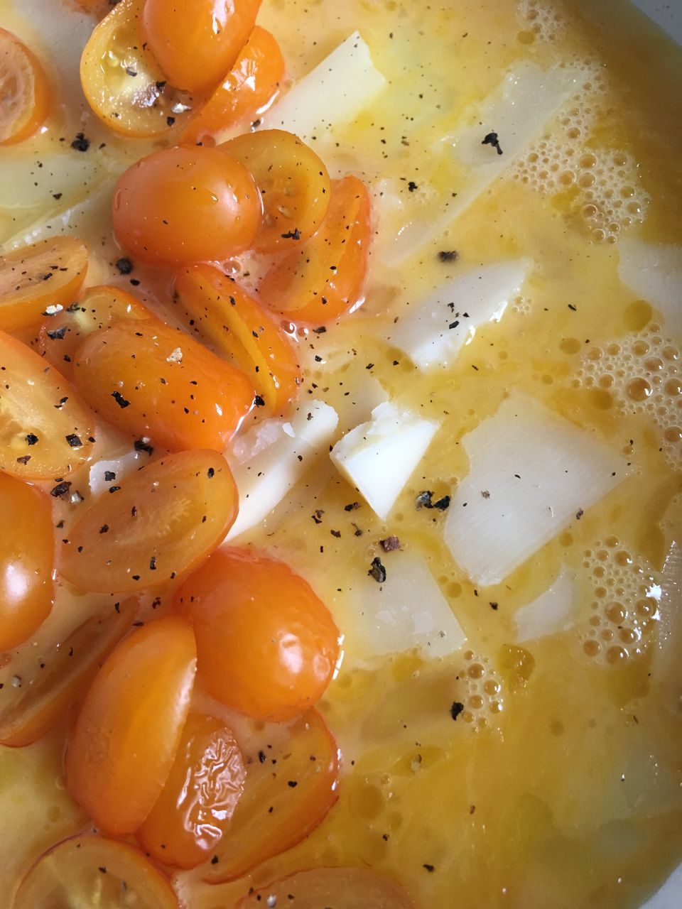 HIGH ANGLE VIEW OF LEMON SLICES IN PLATE