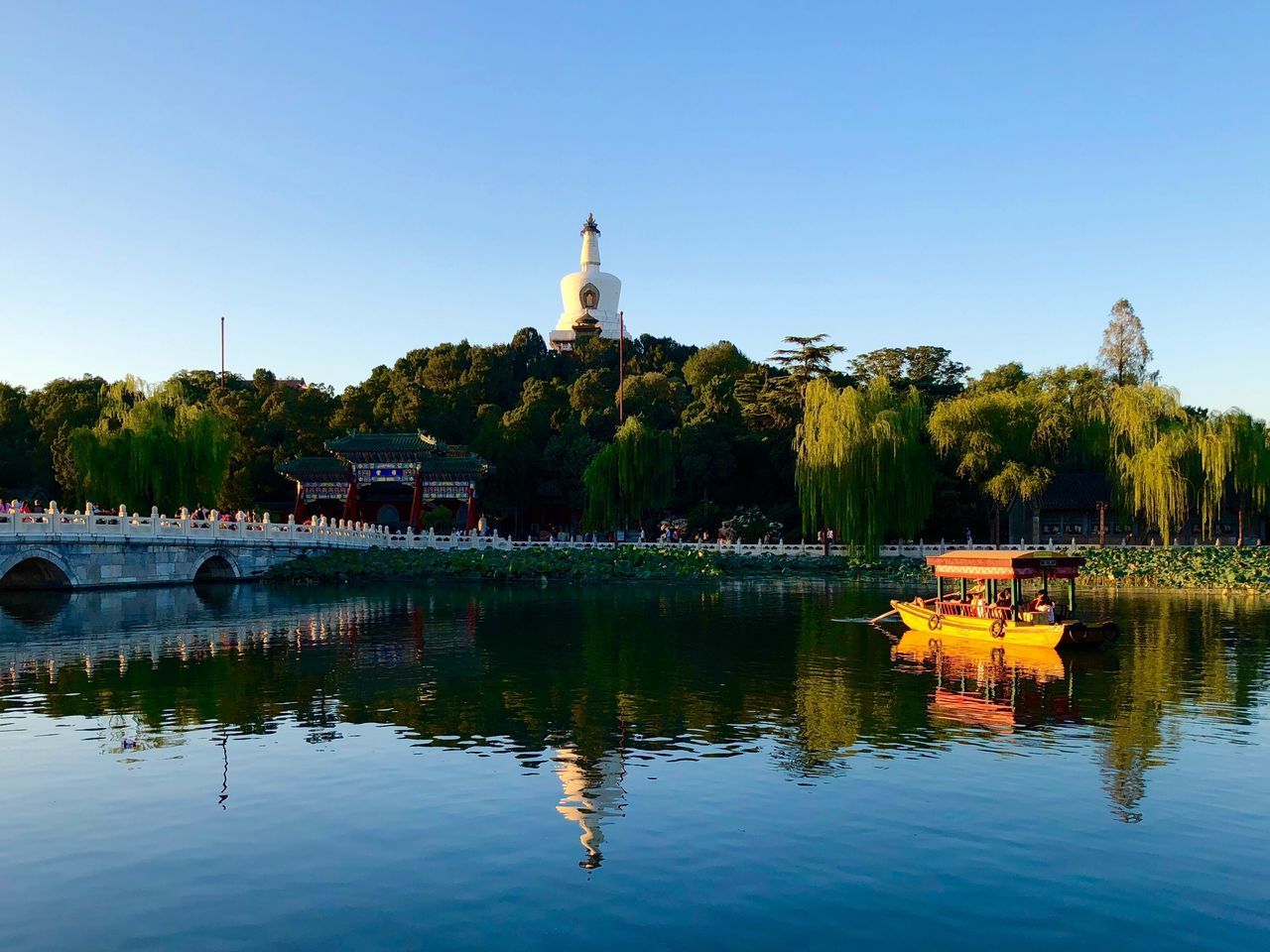 SCENIC VIEW OF LAKE AND BUILDINGS AGAINST SKY